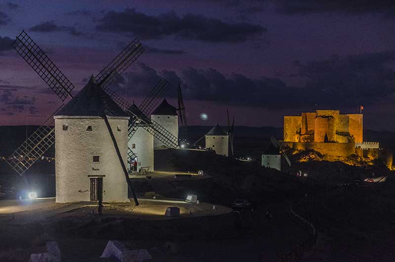 Toledo - Consuegra 53 - molinos de viento y castillo de Consuegra.jpg